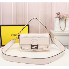 フェンディ FENDI 中 レザージッパートートバッグ肩にかかるニット7色 本当に届くスーパーコピー安全後払い代引き店